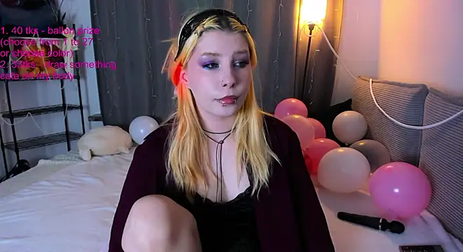 Snapshot of WarmAtEdges chatting on February 18, 2:35 pm WarmAtEdges online show from February 18, 2:35 pm