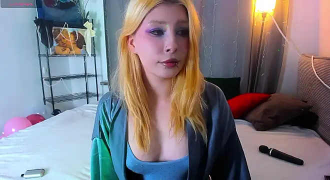 Snapshot of WarmAtEdges chatting on February 21, 2:07 pm WarmAtEdges online show from February 21, 2:07 pm