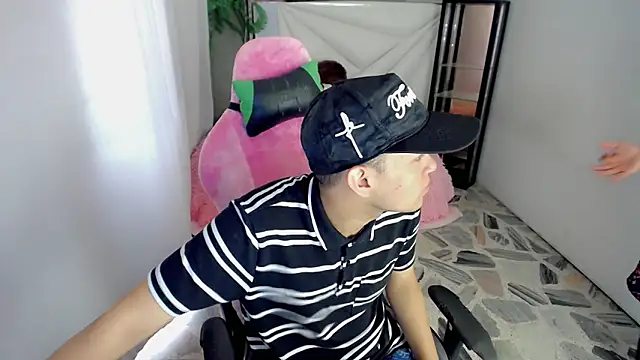 Top and bottom online show from May 11, 5:43 pm