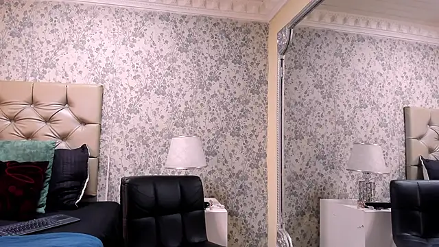 Snapshot of CloheBell chatting on February 13, 12:01 pm CloheBell online show from February 13, 12:01 pm