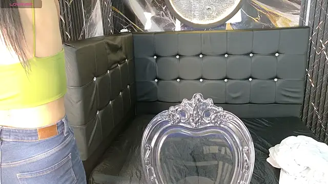  ArianaToroo online show from April 19, 1:10 pm