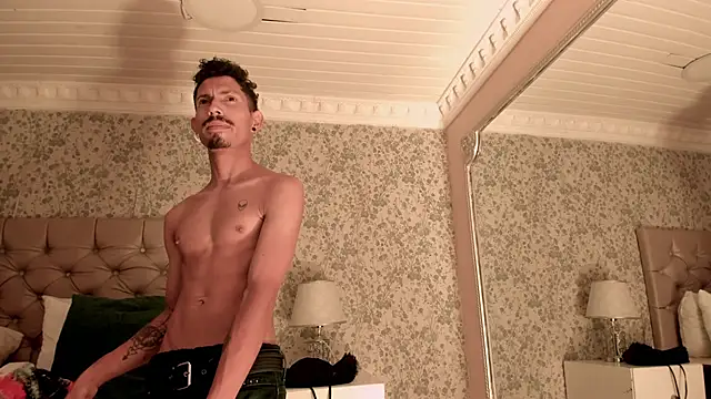 NoaahTylor online show from April 18, 4:05 am