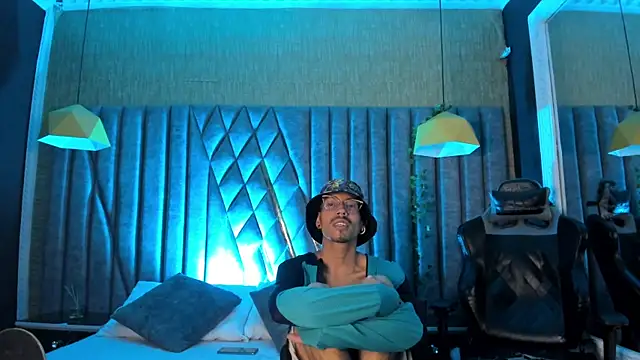 NoaahTylor online show from May 30, 3:58 am