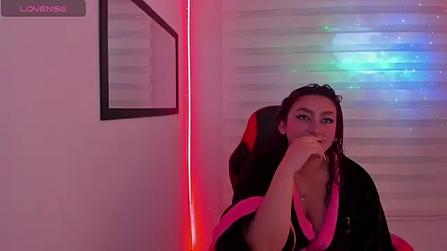 Snapshot of Emily_Jonesh chatting on February 13, 1:29 pm Emily Jonesh online show from February 13, 1:29 pm