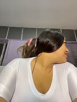 Snapshot of MollyBigBoobss chatting on February 12, 12:27 am MollyBigBoobss online show from February 12, 12:27 am