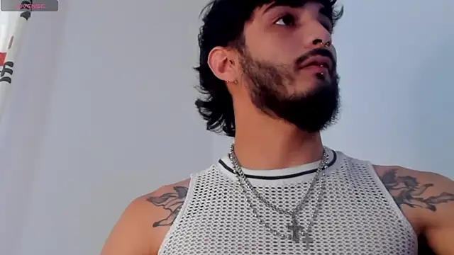 Snapshot of LovexJuxn8 chatting on February 19, 7:32 pm LovexJuxn8 online show from February 19, 7:32 pm