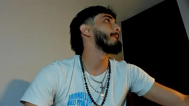 Snapshot of LovexJuxn8 chatting on February 25, 8:29 pm LovexJuxn8 online show from February 25, 8:29 pm