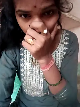 Snapshot of Desi_Couple_P chatting on May 8, 12:49 am Desi Couple P online show from May 8, 12:49 am
