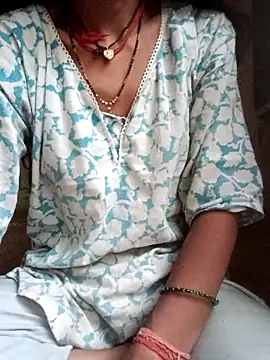 Snapshot of Desi_Couple_P chatting on May 12, 12:19 am Desi Couple P online show from May 12, 12:19 am