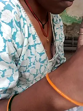 Snapshot of Desi_Couple_P chatting on May 14, 1:12 am Desi Couple P online show from May 14, 1:12 am