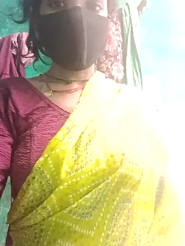 Snapshot of Desi_Couple_P chatting on May 24, 12:21 pm Desi Couple P online show from May 24, 12:21 pm