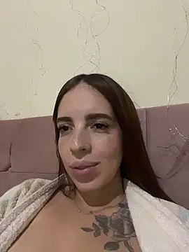 Snapshot of Larinhap chatting on May 24, 2:05 am Larinhap online show from May 24, 2:05 am