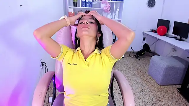 Snapshot of Emmy_lollipop chatting on February 19, 6:26 pm Emmy lollipop online show from February 19, 6:26 pm