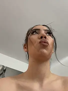 I amSis online show from April 10, 11:04 am