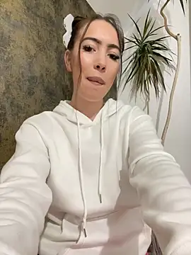 I amSis online show from April 18, 3:38 pm