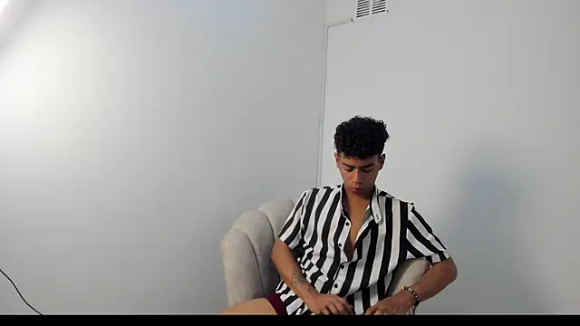 Snapshot of alexx_cum18 chatting on June 17, 1:56 pm alexx cum18 online show from June 17, 1:56 pm