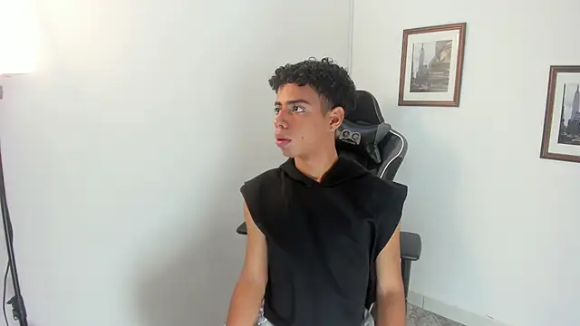 Snapshot of alexx_cum18 chatting on July 5, 1:51 pm alexx cum18 online show from July 5, 1:51 pm