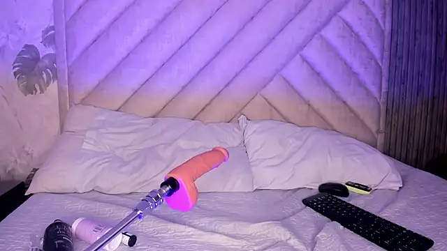 SarahRizof online show from March 15, 5:02 am