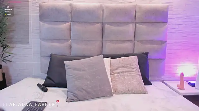 ariana  parker online show from April 16, 4:35 am