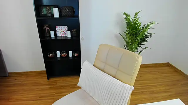 khloe starrr online show from June 1, 2:41 pm