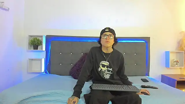 Ale cuzz online show from April 15, 2:02 pm