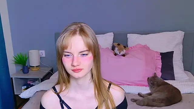 ElfieWhite online show from April 19, 6:10 pm