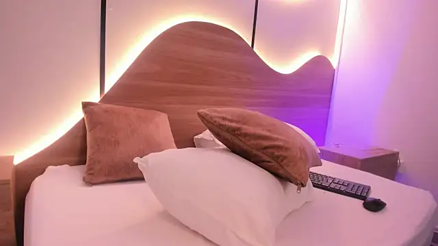 ariadna boneville online show from April 10, 2:39 am