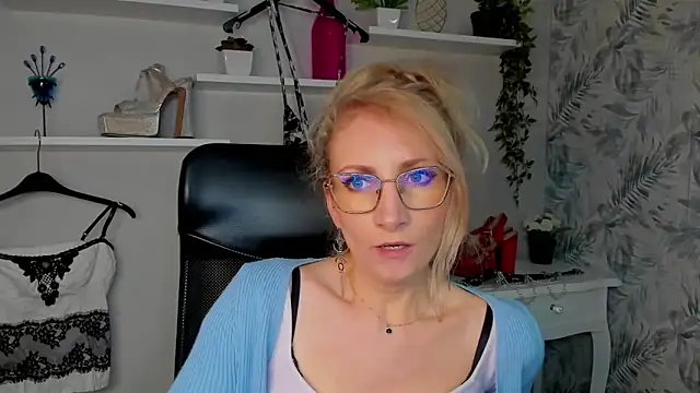 CinderellaMoon online show from March 20, 6:29 am