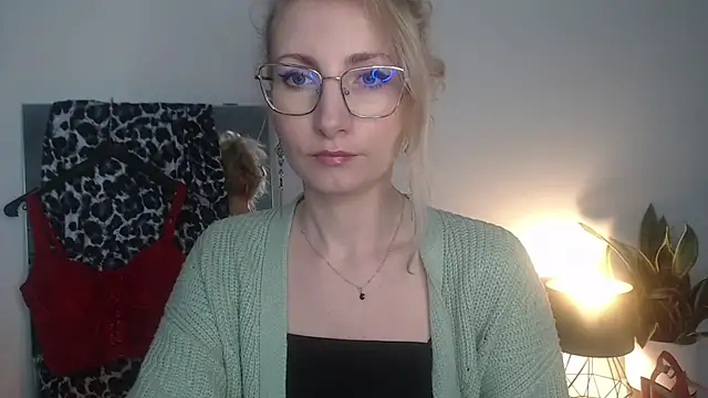 CinderellaMoon online show from April 3, 5:27 am