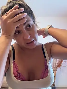 leona-david online show from April 1, 6:27 pm