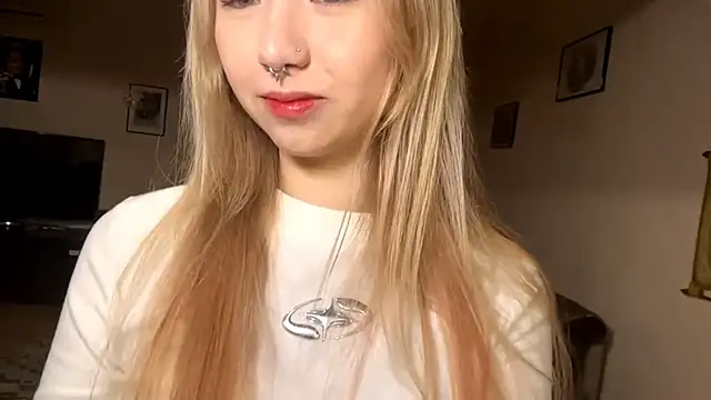 Snapshot of PinkTraible chatting on March 3, 11:49 am PinkTraible online show from March 3, 11:49 am