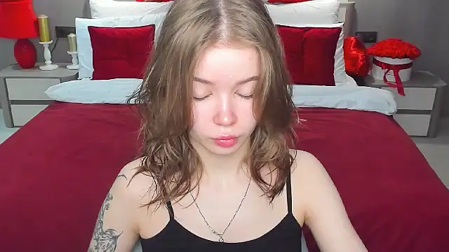 Snapshot of Violetta__Dreams chatting on February 24, 4:43 am Violetta Dreams online show from February 24, 4:43 am