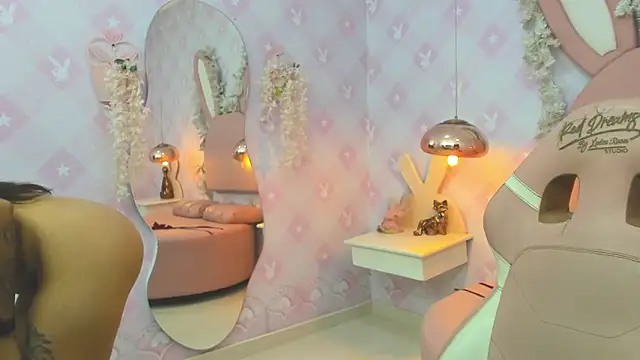 Snapshot of Isabellaa_Rosee chatting on April 19, 8:00 pm Isabellaa Rosee online show from April 19, 8:00 pm