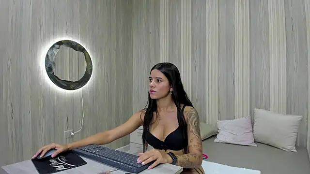 Snapshot of Isabellaa_Rosee chatting on May 3, 8:15 pm Isabellaa Rosee online show from May 3, 8:15 pm