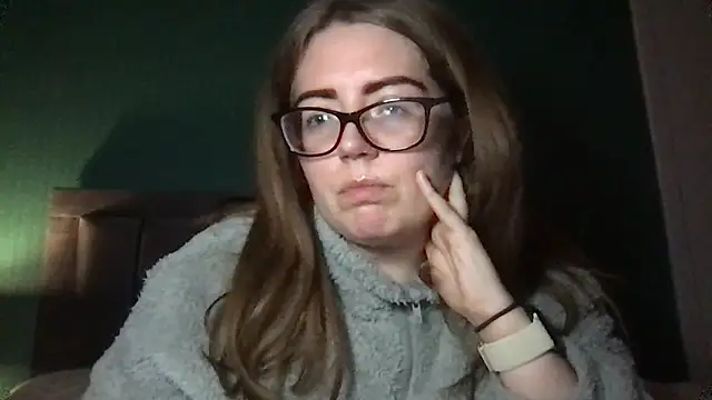 CurvyBx online show from March 6, 8:05 pm