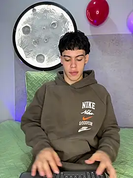 Snapshot of Lucian-greyy chatting on February 15, 7:27 am Lucian-greyy online show from February 15, 7:27 am