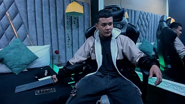 Snapshot of TylerGandi chatting on February 24, 7:56 pm TylerGandi online show from February 24, 7:56 pm