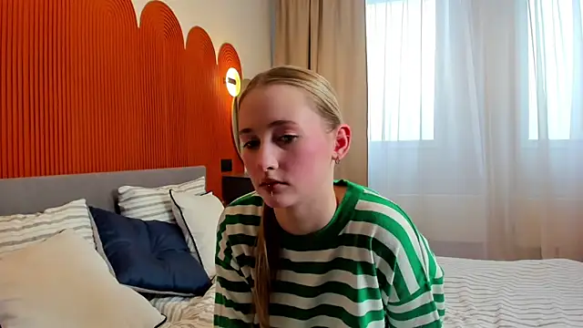 Snapshot of TraceeRebollar chatting on February 27, 1:00 pm TraceeRebollar online show from February 27, 1:00 pm