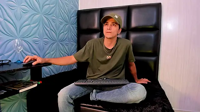 Snapshot of bad_boy_cum_ chatting on February 22, 4:13 am bad boy cum online show from February 22, 4:13 am