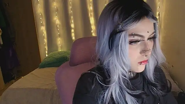 Snapshot of maliciaXpoison chatting on February 24, 6:33 am maliciaXpoison online show from February 24, 6:33 am