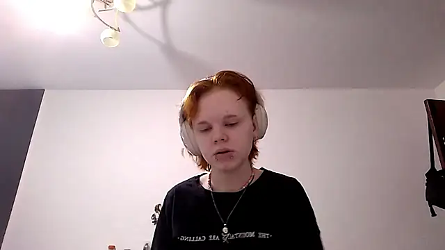 CurlaPettyBom online show from February 28, 8:26 am