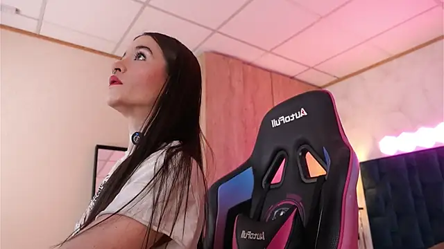 LucyDeLuca online show from February 26, 7:51 am