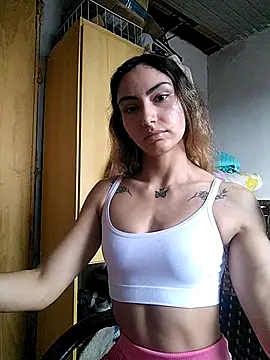 Snapshot of Larinhacat chatting on February 17, 8:26 pm Larinhacat online show from February 17, 8:26 pm