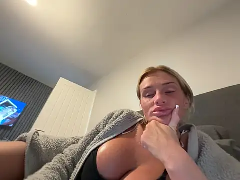 jadey19x online show from April 5, 7:44 pm