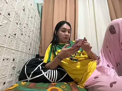 Snapshot of bigcock_farrah chatting on February 23, 8:44 am bigcock farrah online show from February 23, 8:44 am