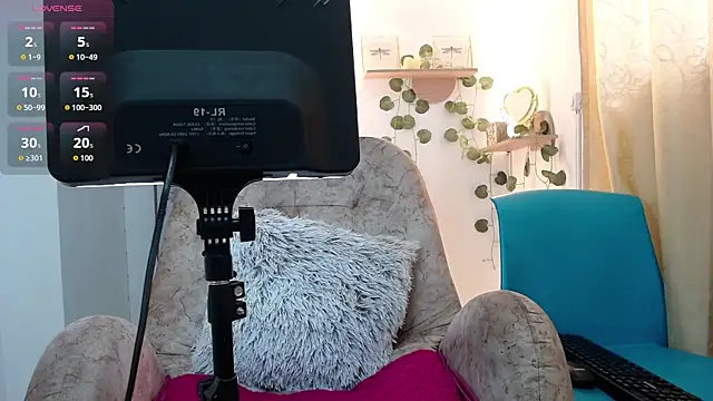 Snapshot of dark_dreams_ chatting on June 18, 6:45 pm dark dreams online show from June 18, 6:45 pm