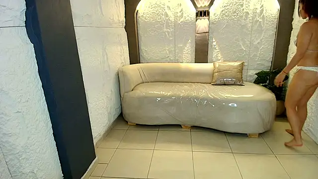 Snapshot of Elizabeth__r chatting on February 26, 3:05 am Elizabeth r online show from February 26, 3:05 am