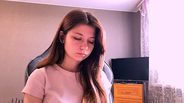 LunnaBliss online show from April 17, 12:30 pm