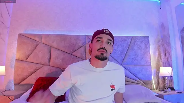 Snapshot of SavageCross1 chatting on February 21, 7:59 pm SavageCross1 online show from February 21, 7:59 pm