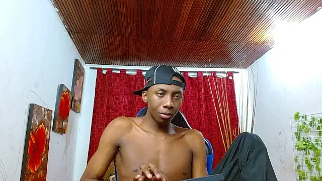 Snapshot of milo018 chatting on July 2, 6:25 pm milo018 online show from July 2, 6:25 pm